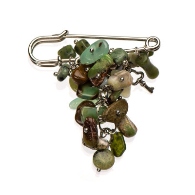 Брошка з нефритом