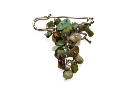 Брошка з нефритом