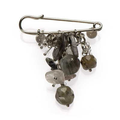 Брошка з лабрадором