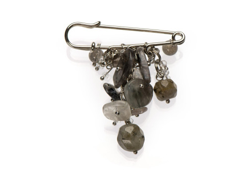 Брошка з лабрадором