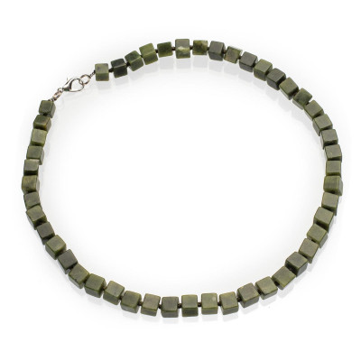 Бусы из нефрита