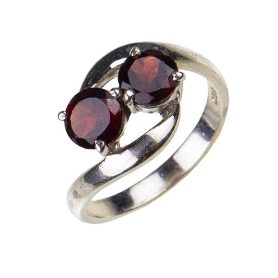 Каблучка з натуральним гранатом зі срібла 