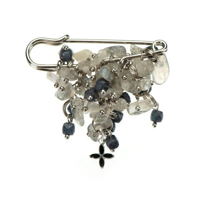 Брошка з лабрадором