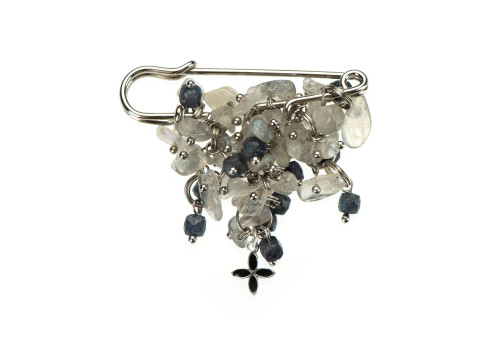 Брошка з лабрадором