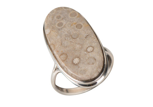 Каблучка з натуральним коралом зі срібла 